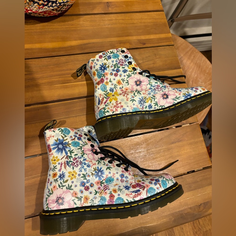 Dr Martens Floral print Lace up boots women’s size 9/men’s size 8/EU 41